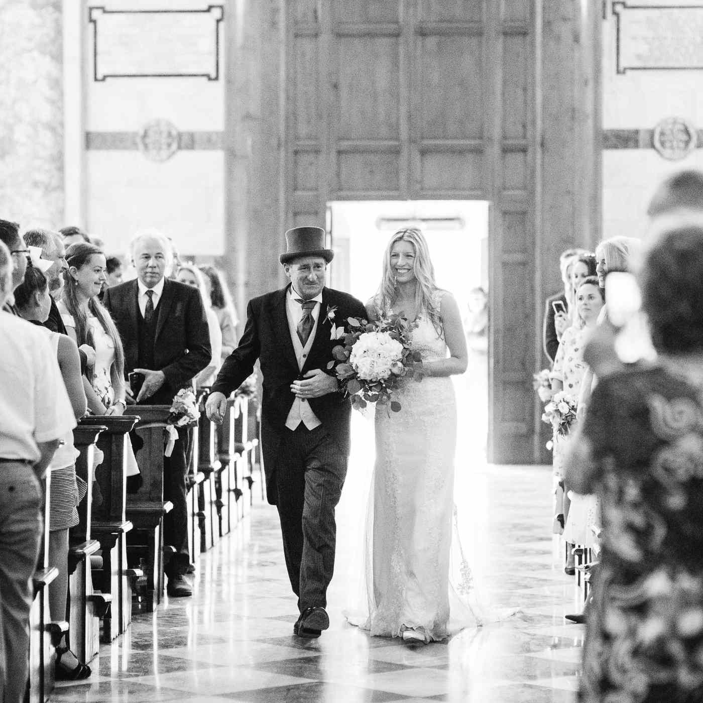 新娘和父亲走在过道上