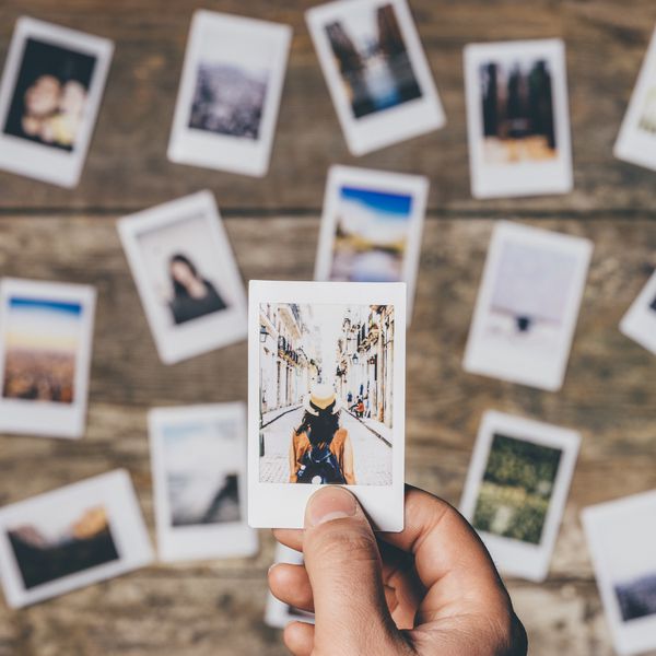 即时相机打印在一张桌子上”class=