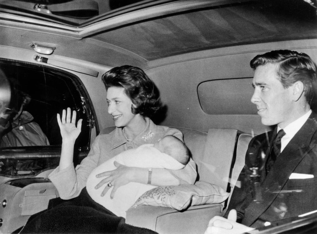 公主玛格丽特抱着刚出生的儿子“class=