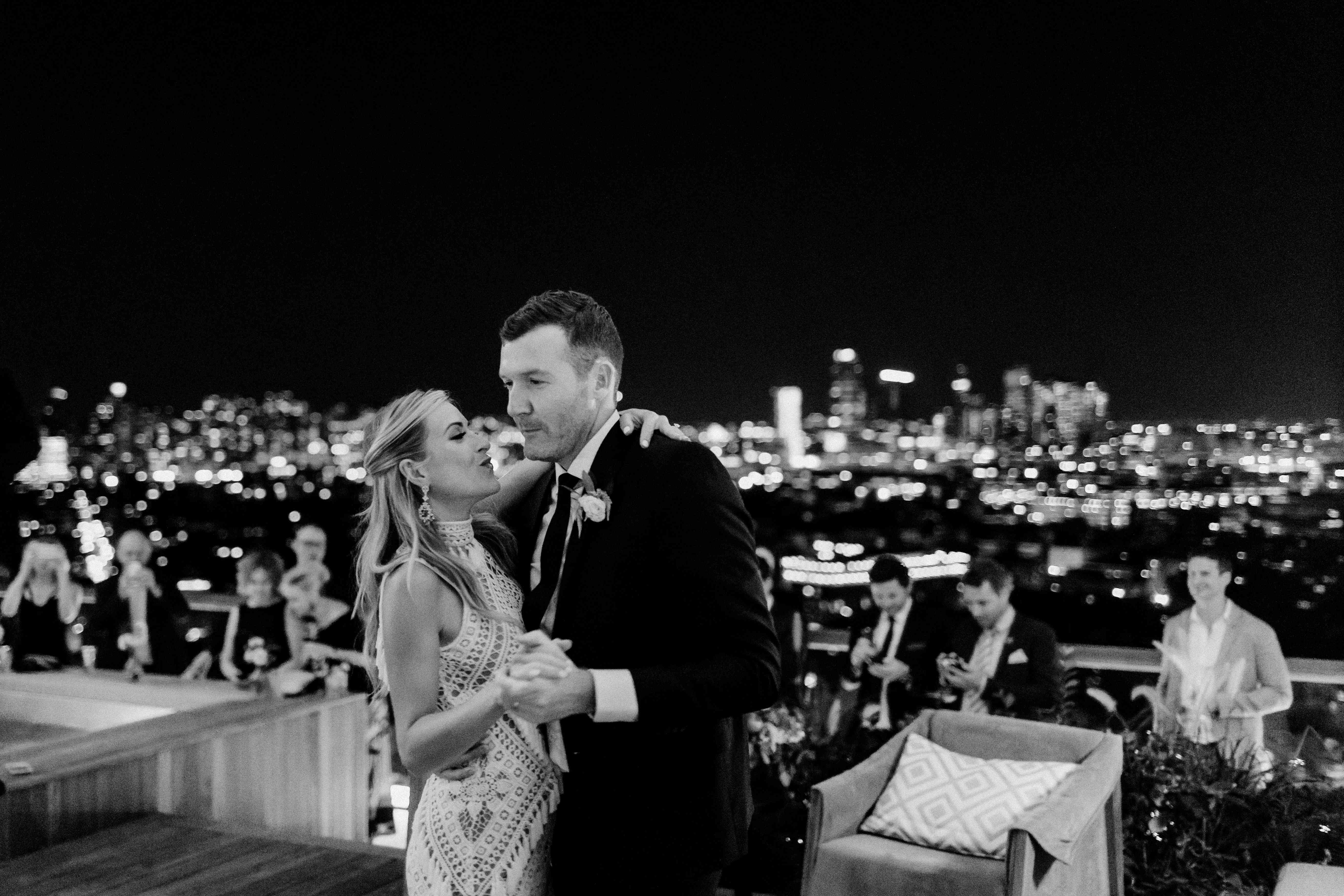 在天际线后面跳舞的情侣