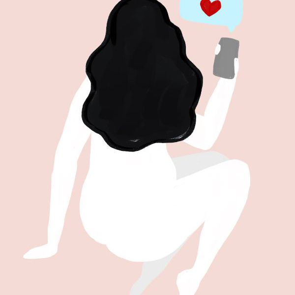 一个女人拿着手机