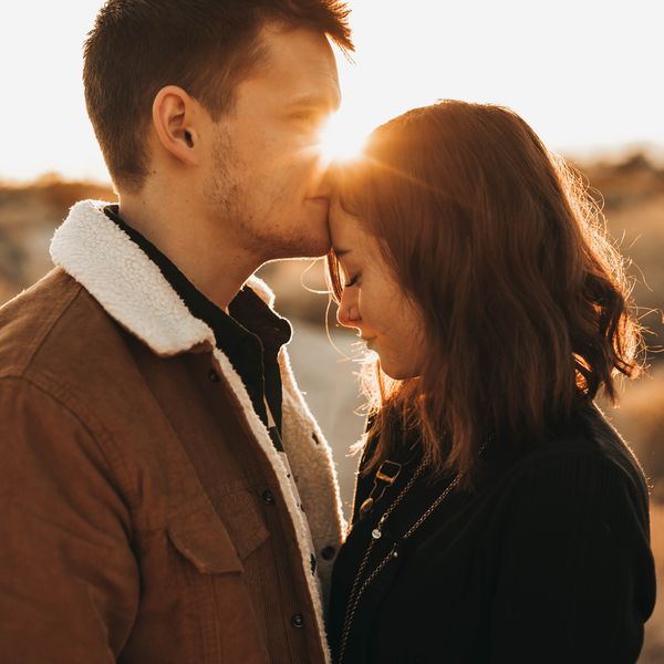 情侣接吻的额头