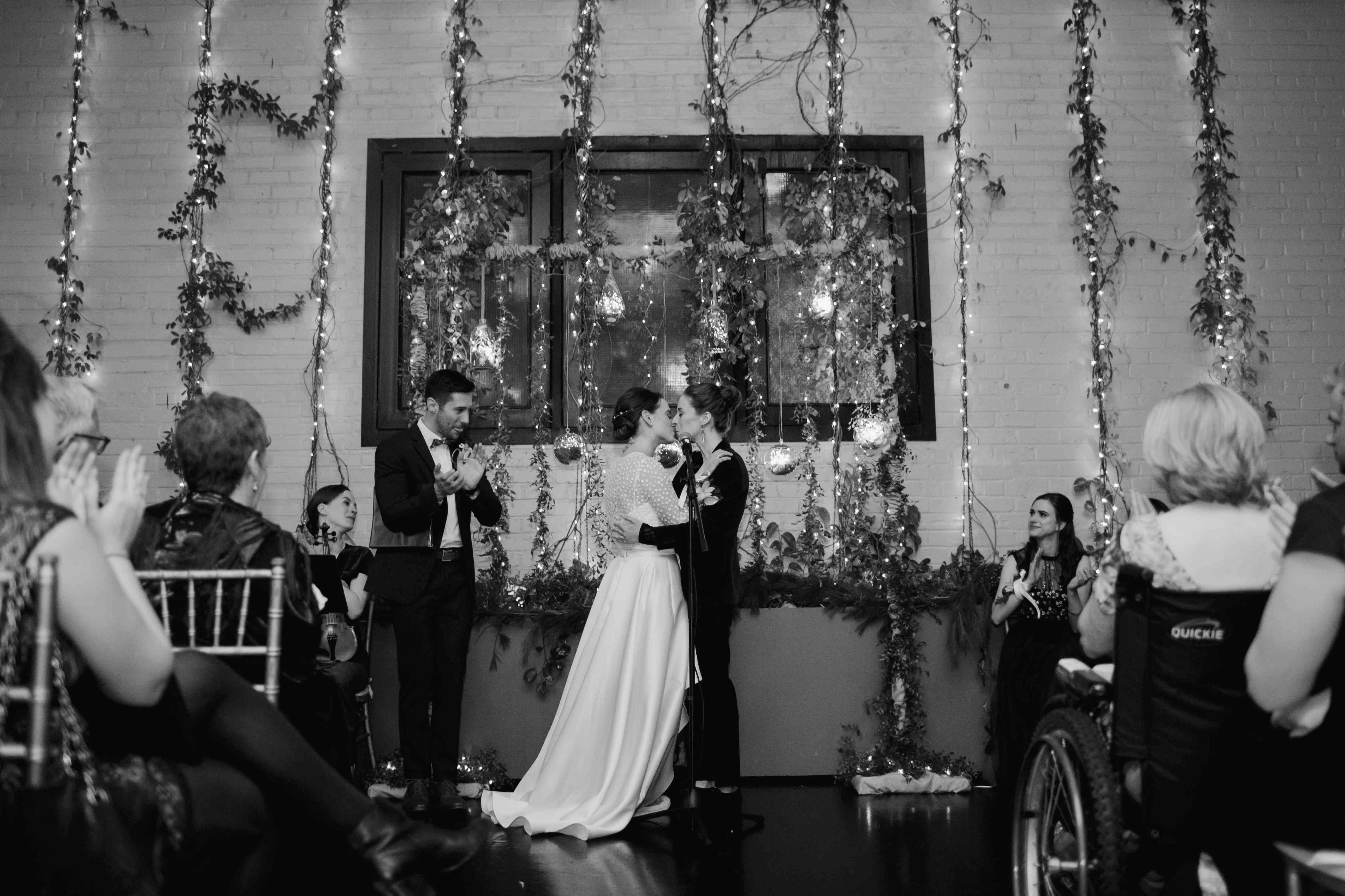 这对新婚夫妇分享一个吻“class=