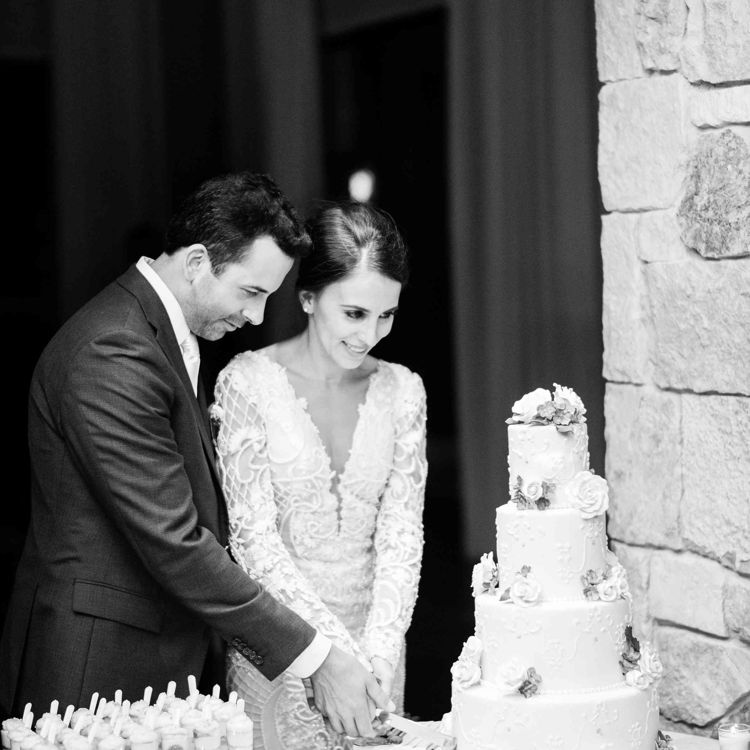 新娘新郎切蛋糕