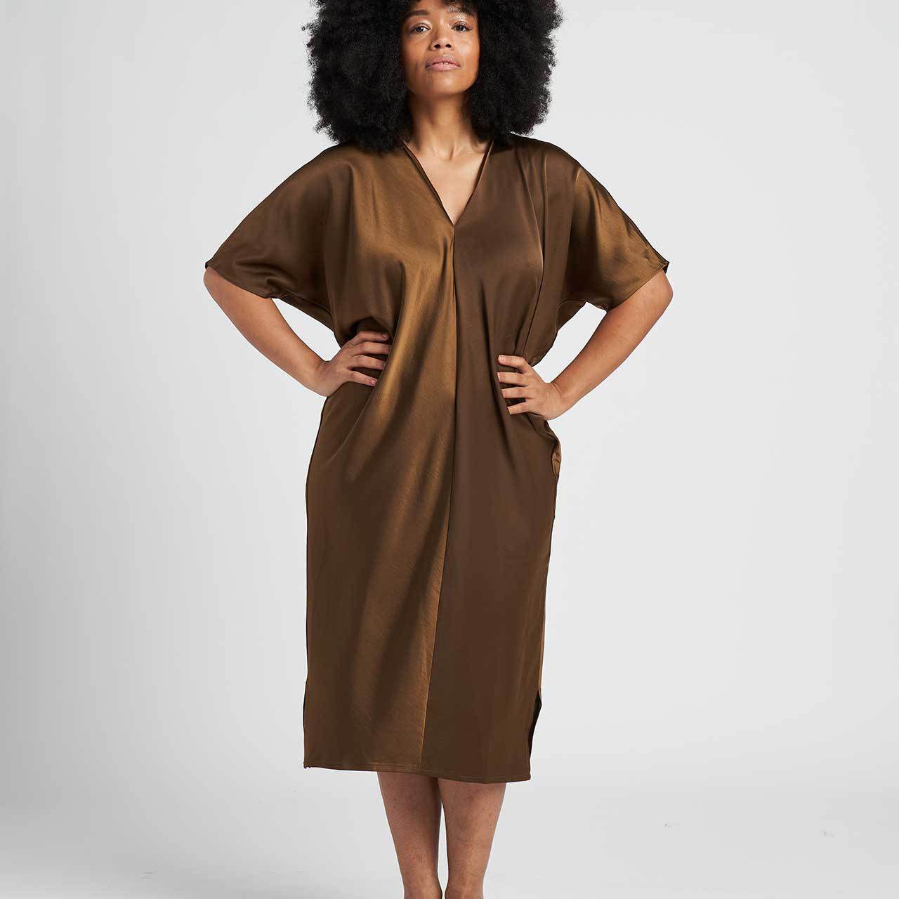 通用标准桑娅缎面V领连衣裙