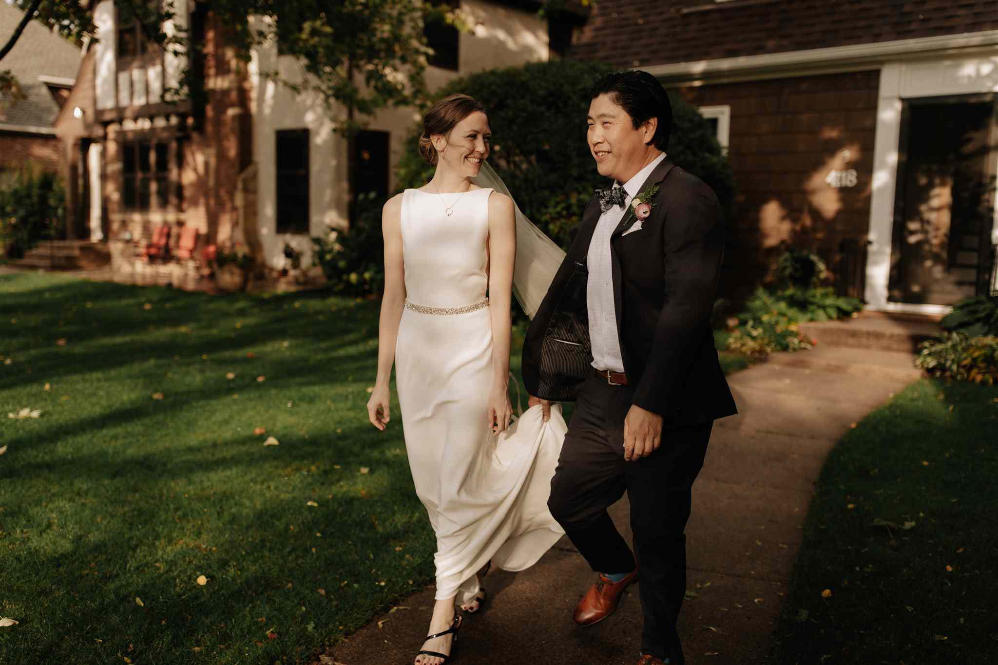 新娘和新郎步行