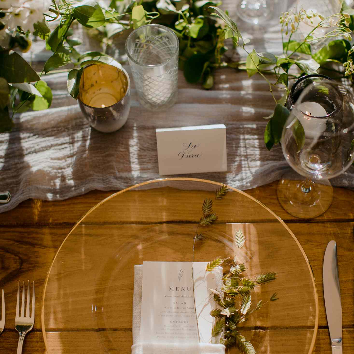 家住马萨诸塞州的乡村婚礼，金桌子设置