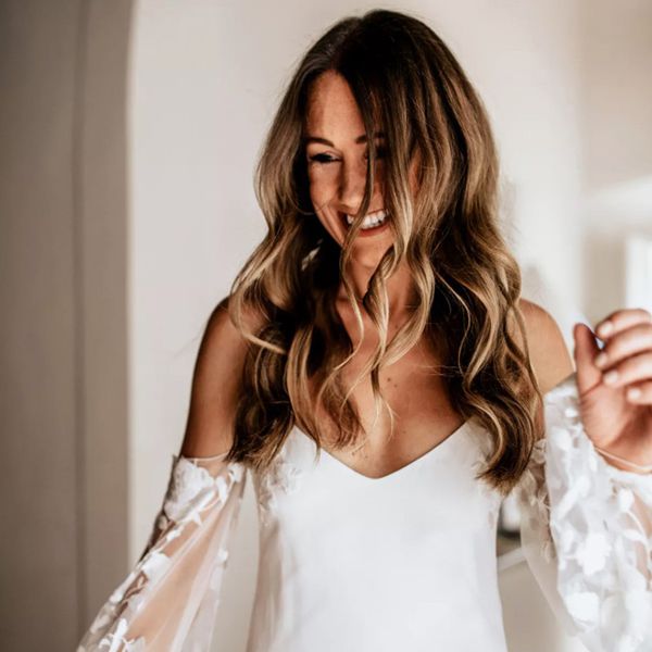 新娘有松散的波浪