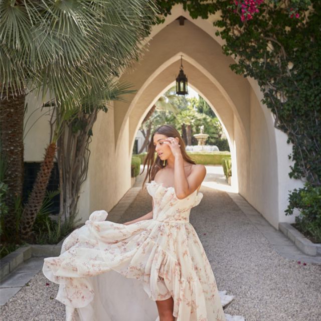 无肩带高低花婚纱的模型