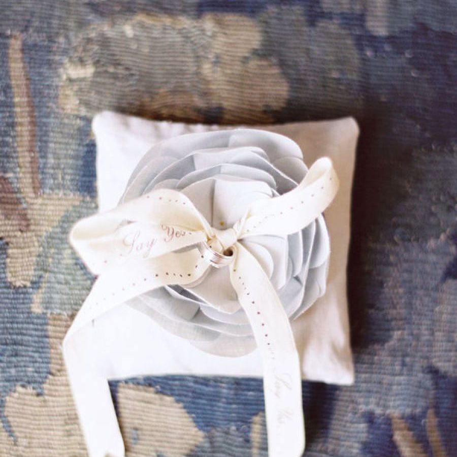 婚礼誓言在圆环枕头绣