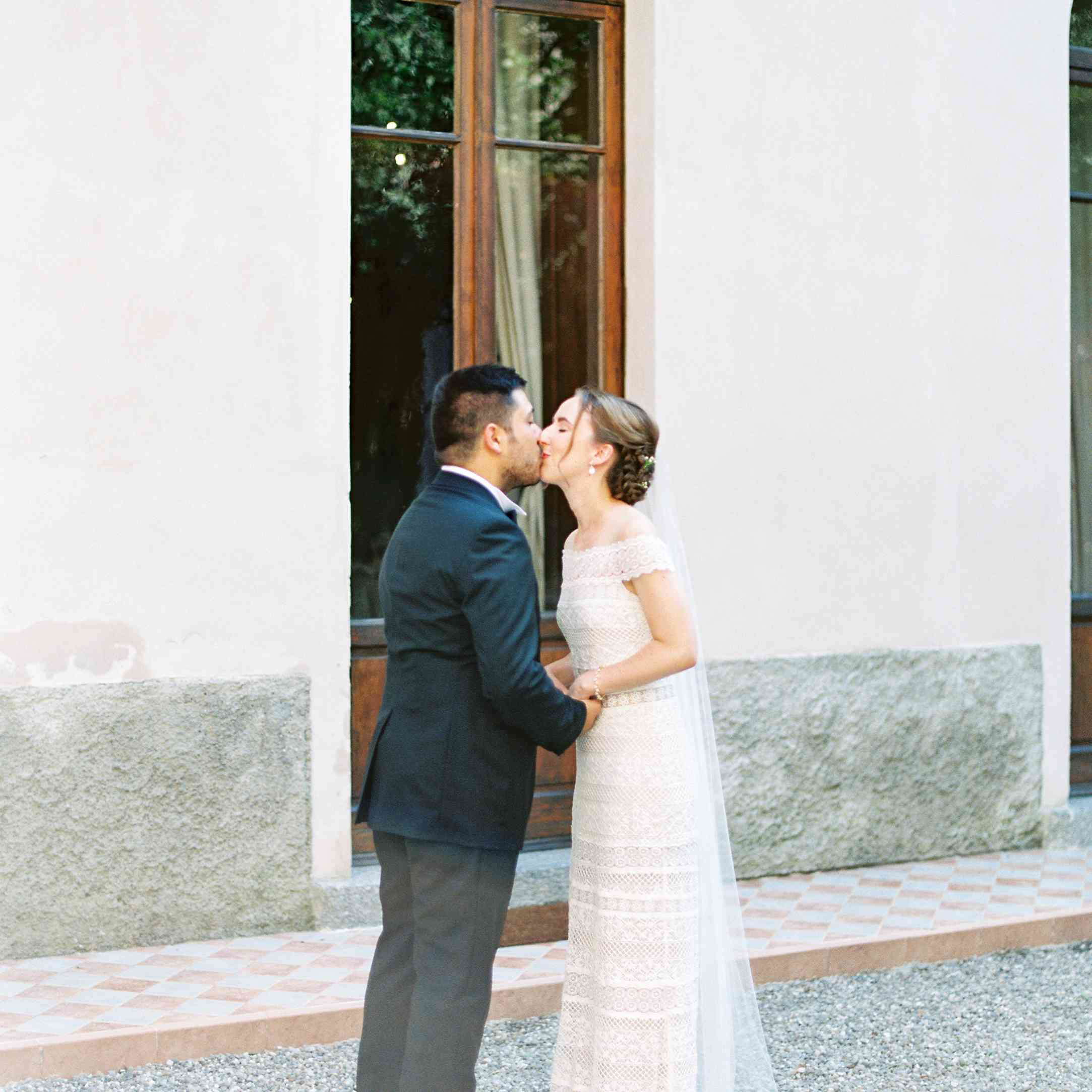 <p>新娘和新郎亲吻</ p> <br> <br>