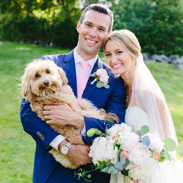 新娘和新郎与狗