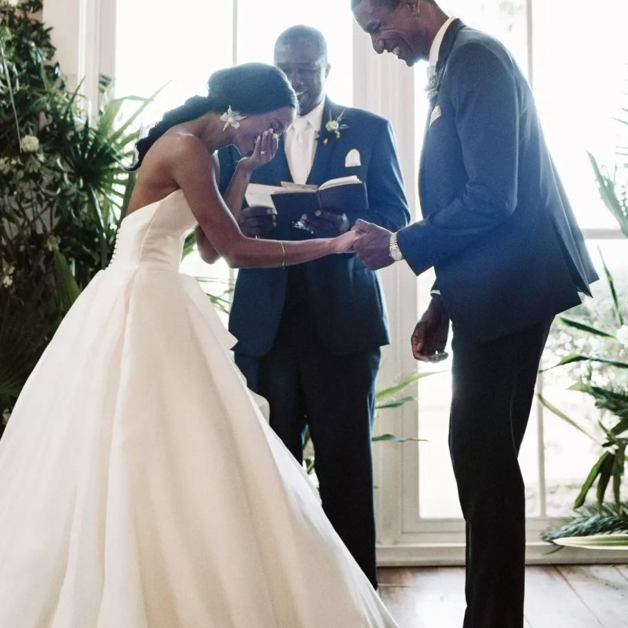 新婚夫妇交换誓言时笑