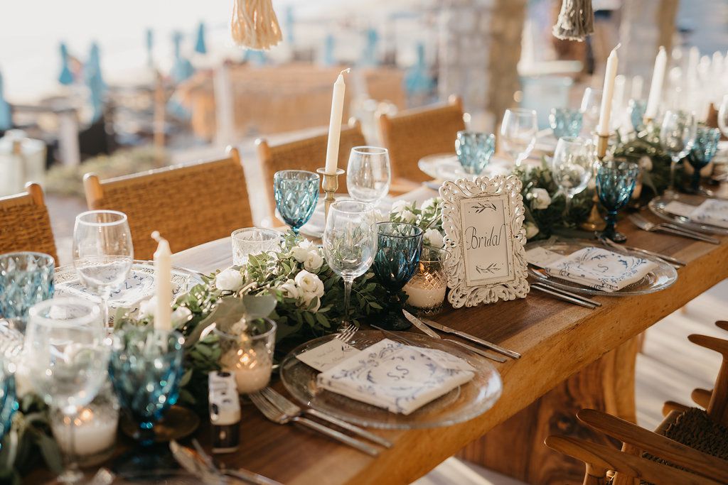 蓝色的桌子和锥形蜡烛