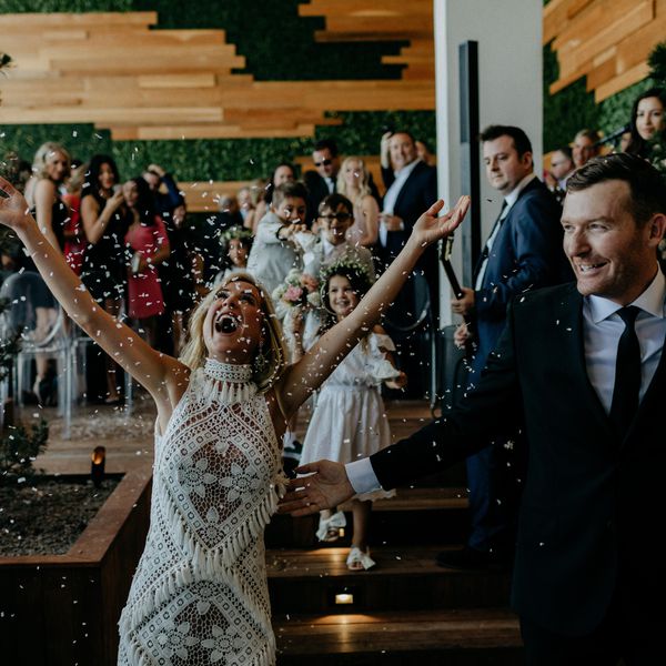 新娘抛大米在空中