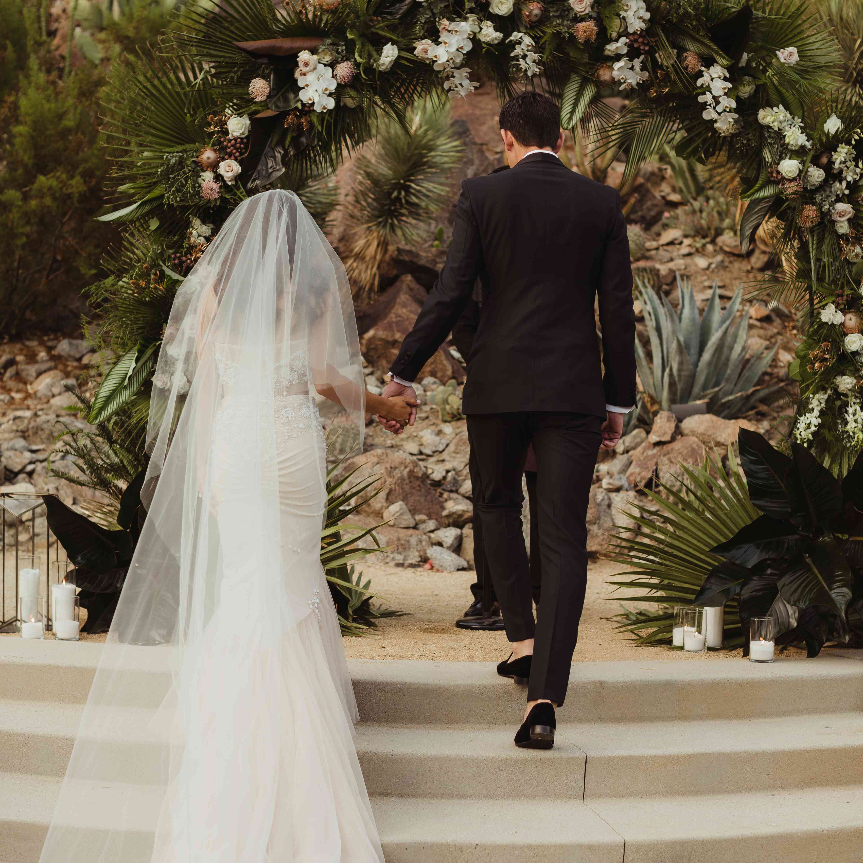 新郎新娘走向祭坛