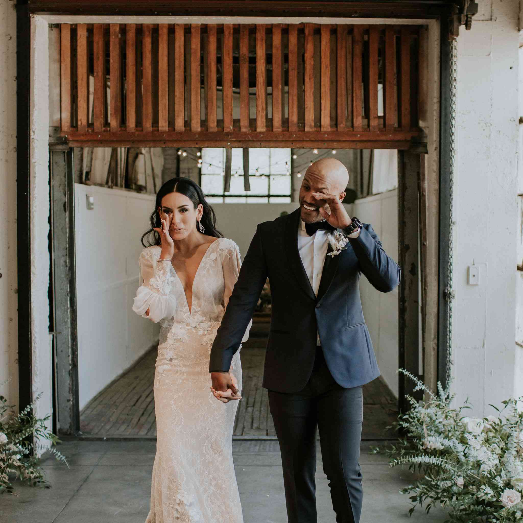 新娘和新郎哭了