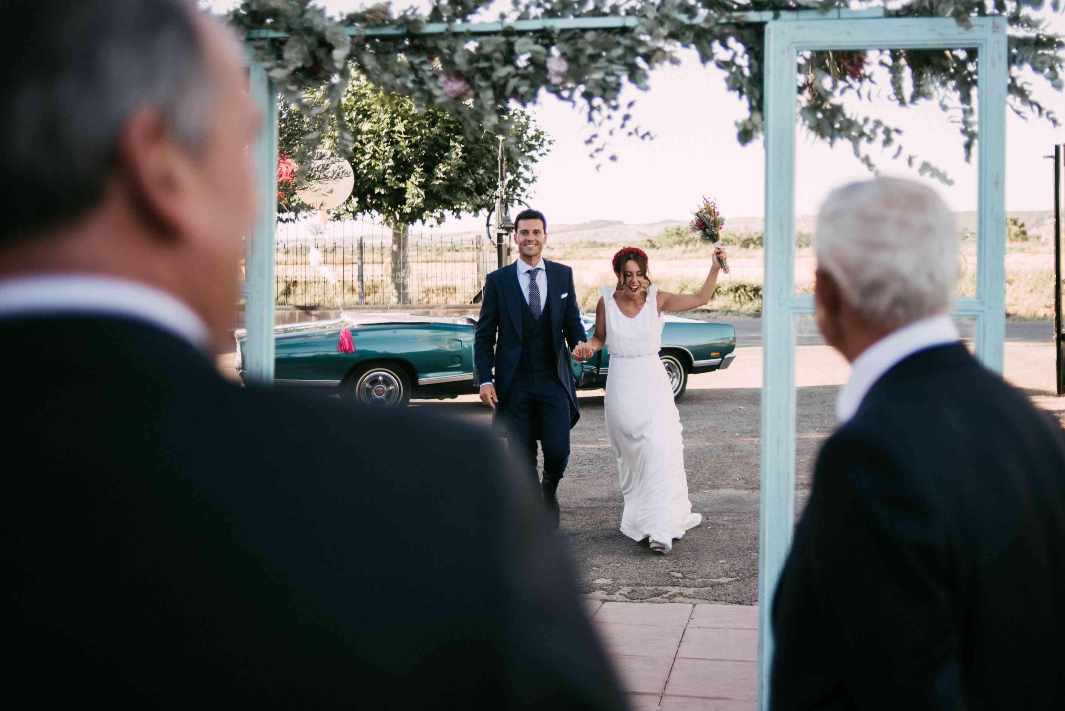 新娘和新郎进入接待处