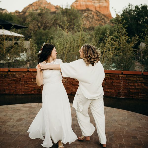 跳舞在他们的sedona婚礼的两个新娘户外