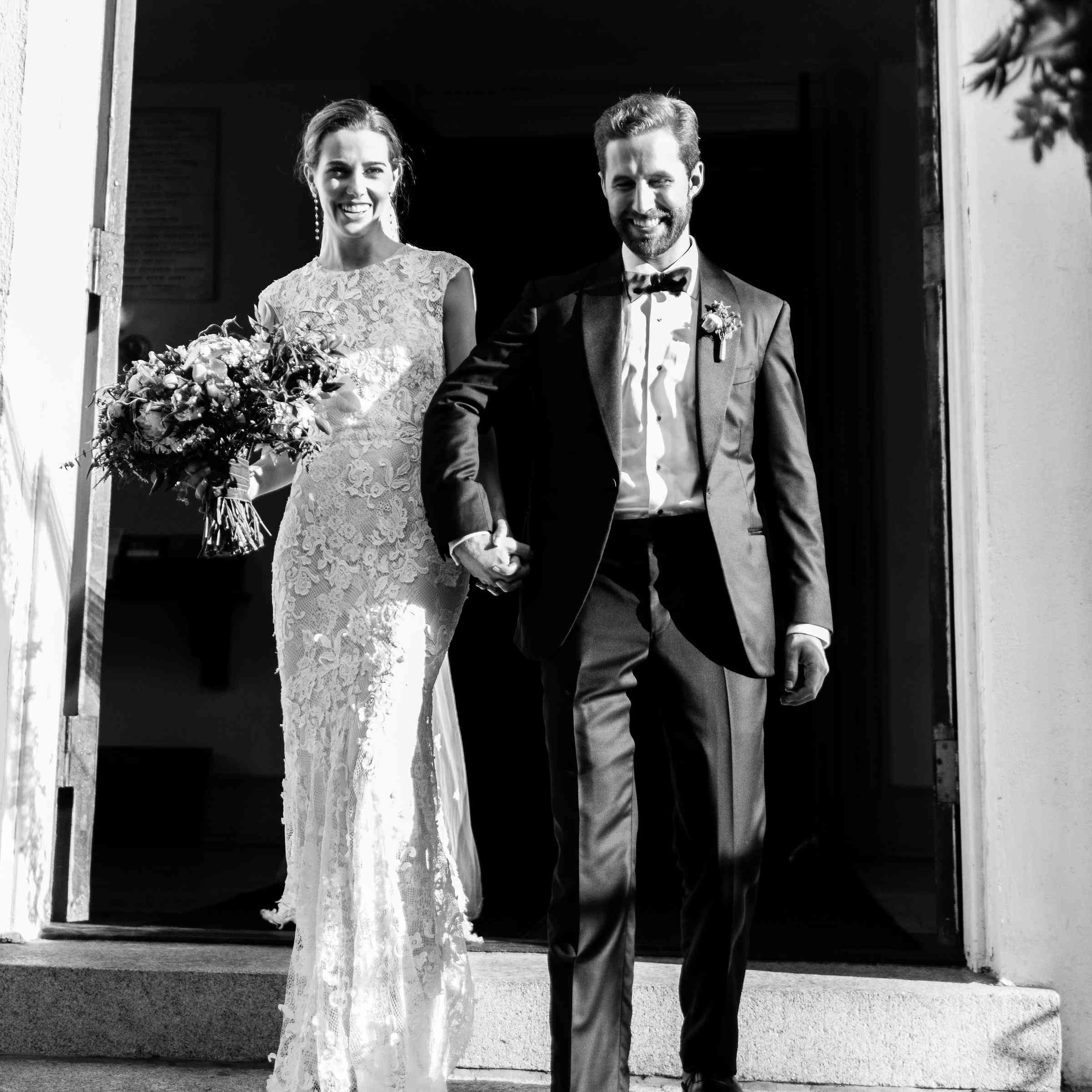 <p>新娘和新郎牵着黑白的手</p><br><br>