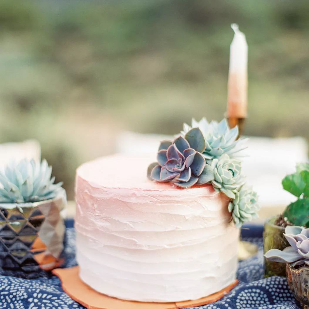 蓝色布料上的单层蛋糕