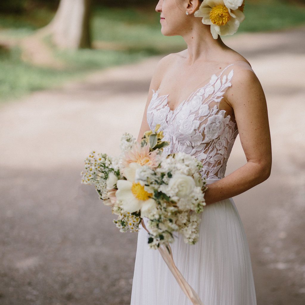 新娘手捧花束单独的注射