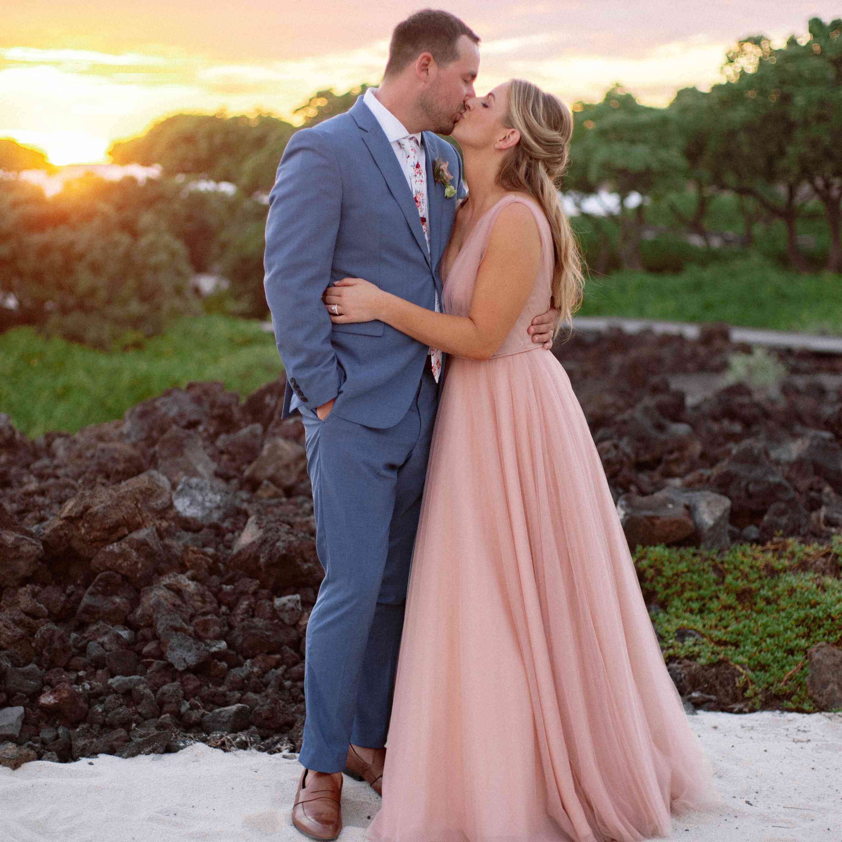 这对夫妻吻在日落