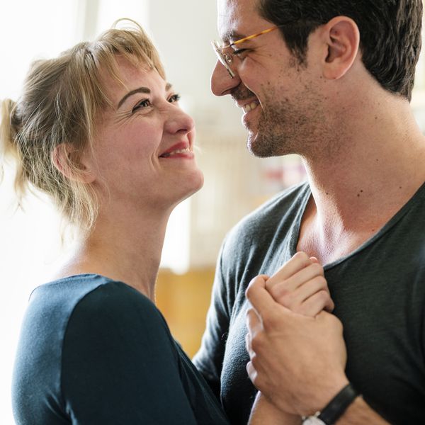 深情的情侣在家跳舞