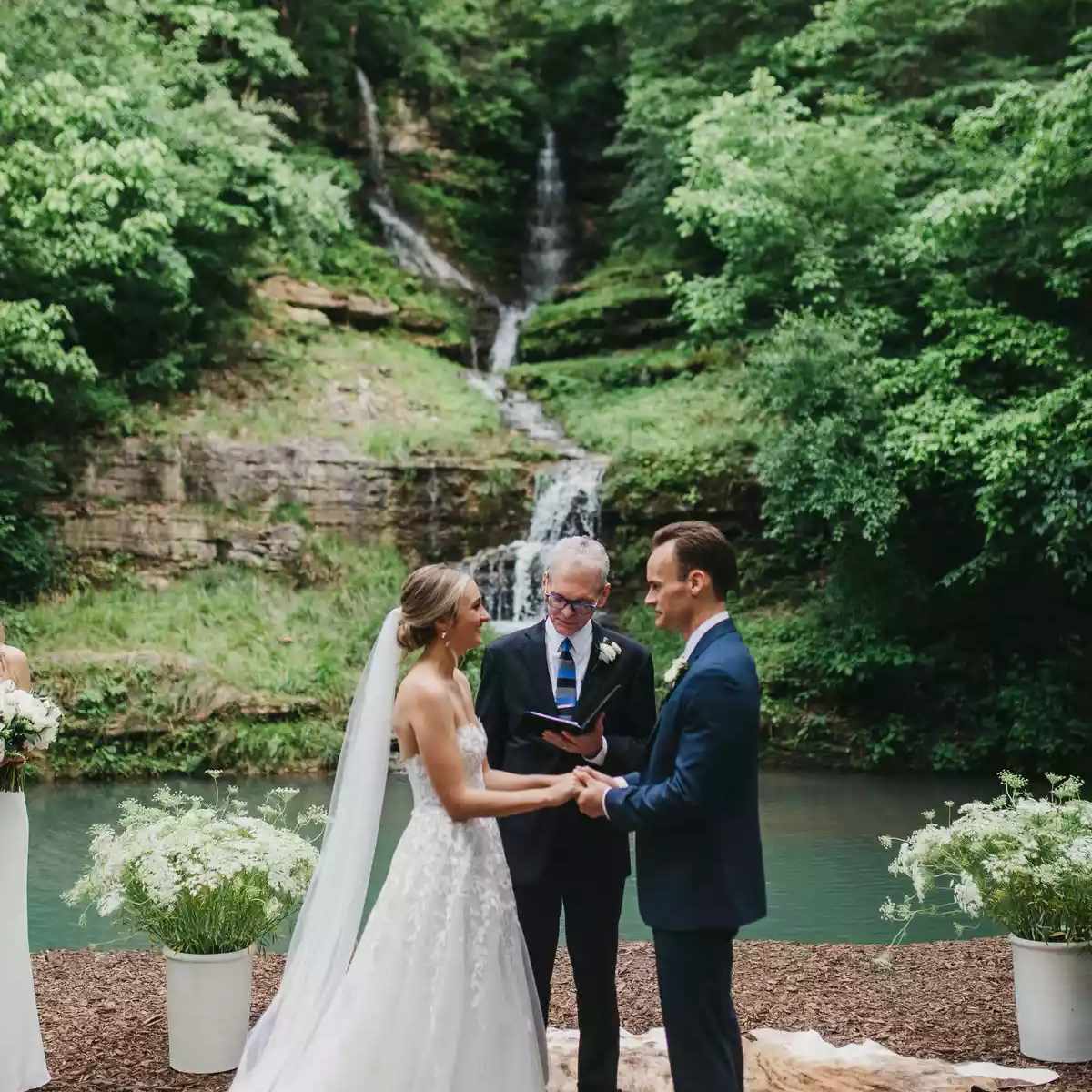 与瀑布背景的婚礼