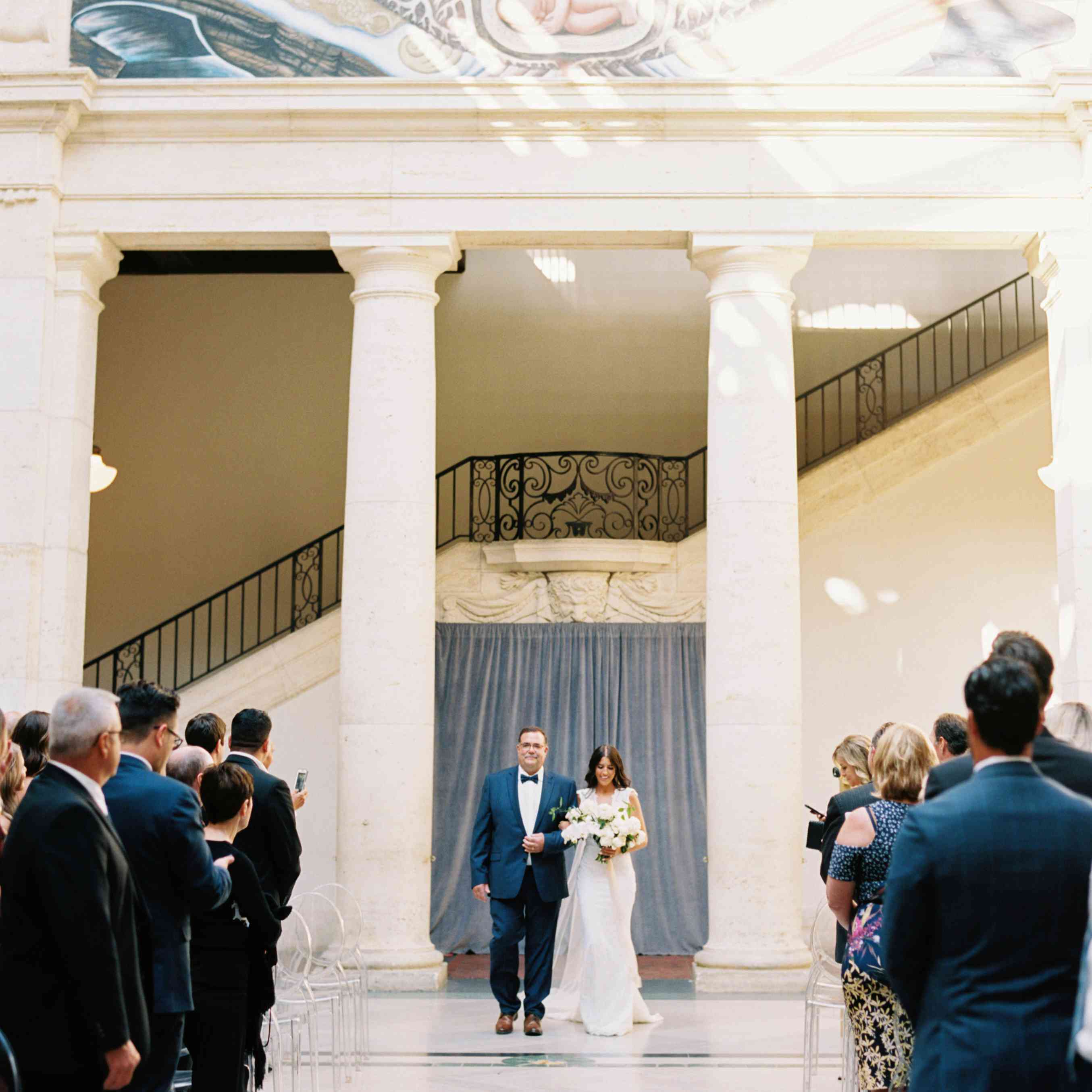 新娘是由她的父亲陪同下走上了过道