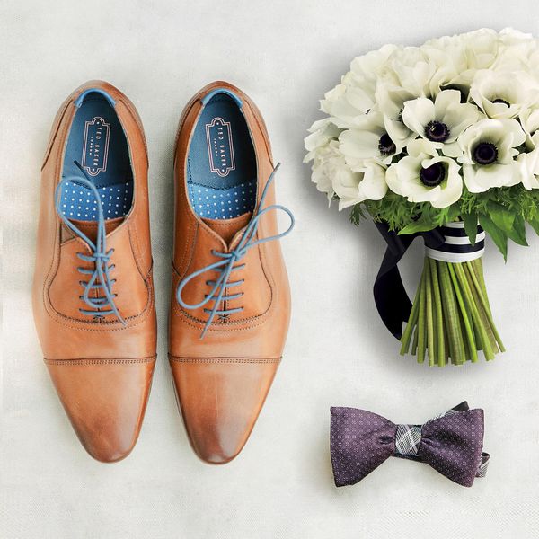 男鞋，领结和花束