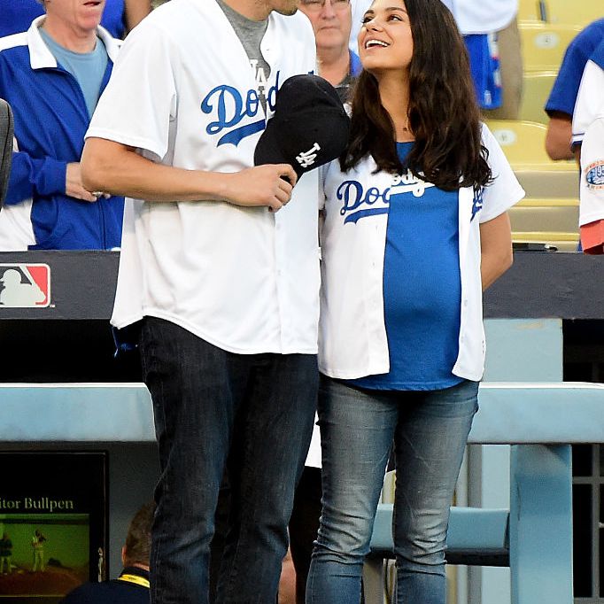 2016年10月19日，在美国加州洛杉矶道奇体育场举行的美国职业棒球大联盟(nfl)冠军赛与芝加哥小熊队(Chicago Cubs)的第4场比赛中，艾什顿·库彻(Ashton Kutcher)和妻子米拉·库尼斯(Mila Kunis)宣布了洛杉矶道奇队的首发阵容。