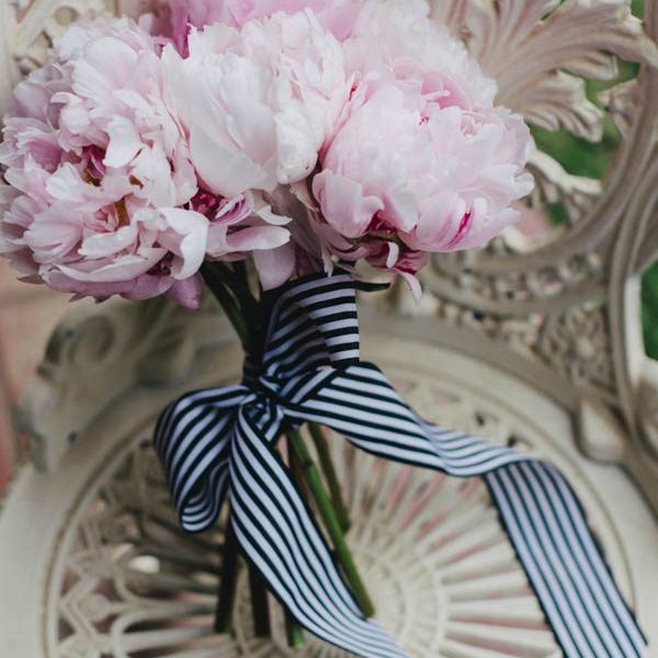 牡丹花束与学院风缎带