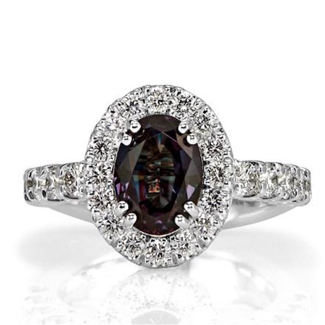 椭圆形切割翠绿宝石戒指