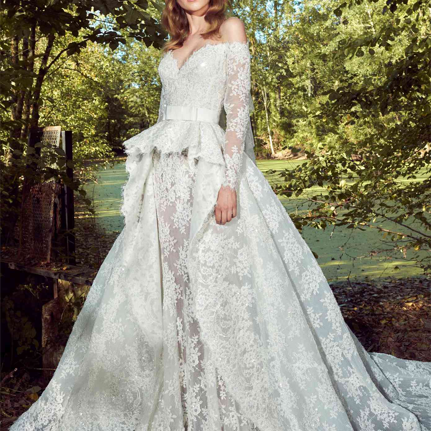 模型在印花布花边礼服露肩袖长和大量的半裙睫毛花边