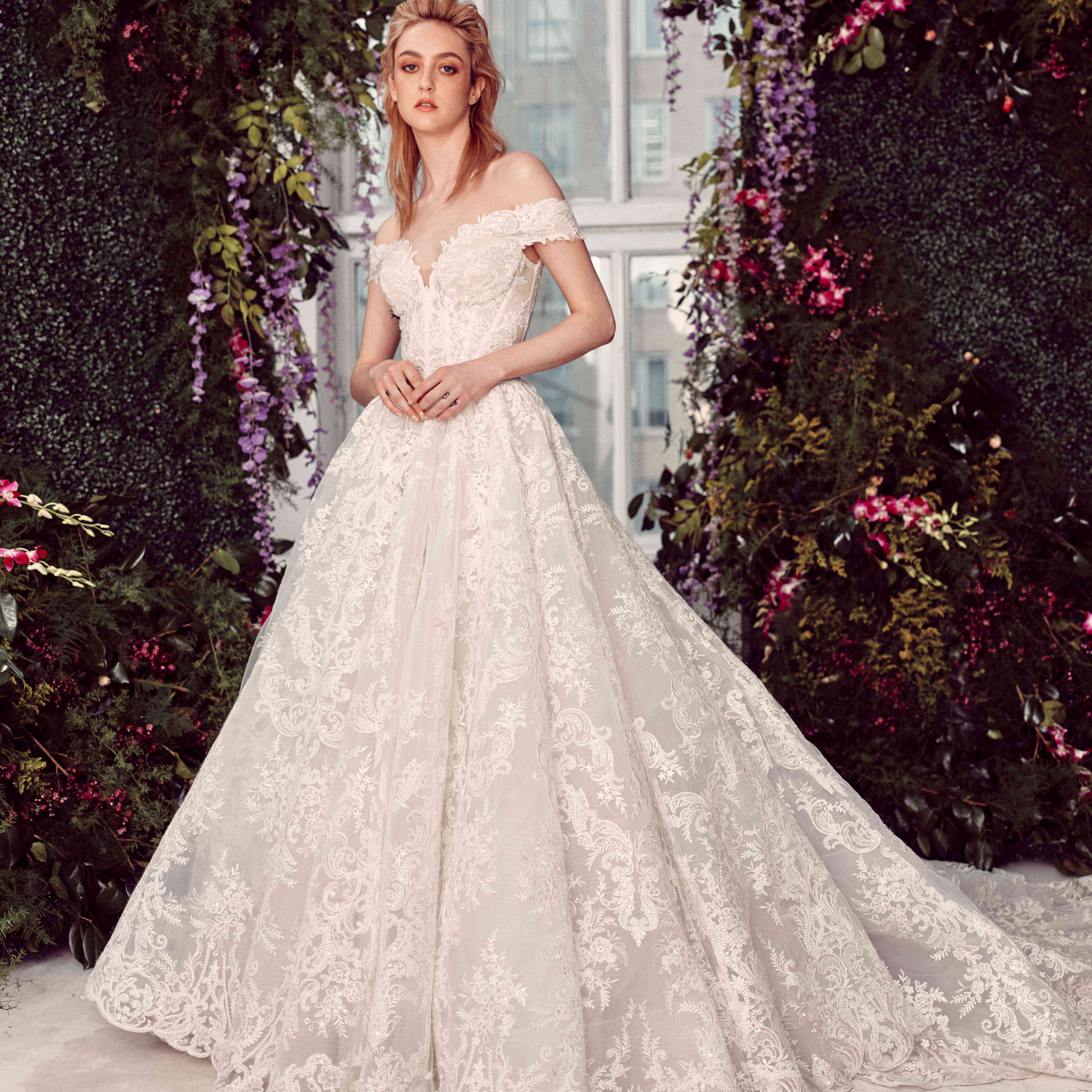 在场外的肩花边长礼服用V领束腹胸衣模型