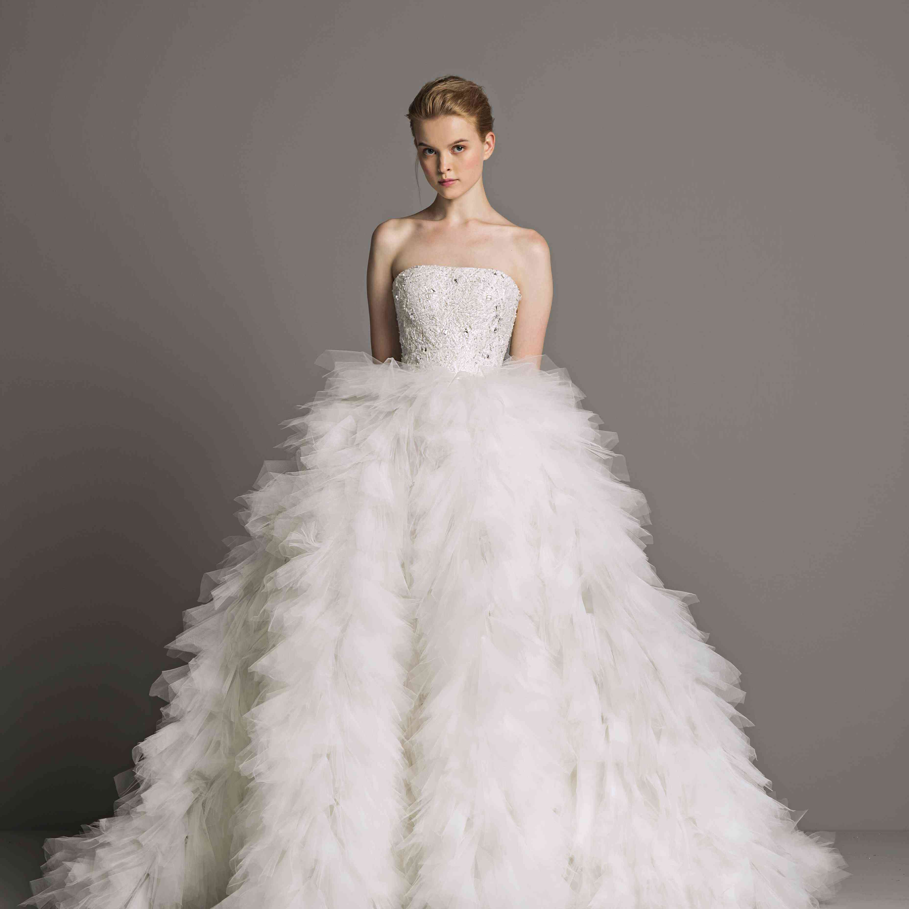 模型露肩长礼服与tissued薄纱裙