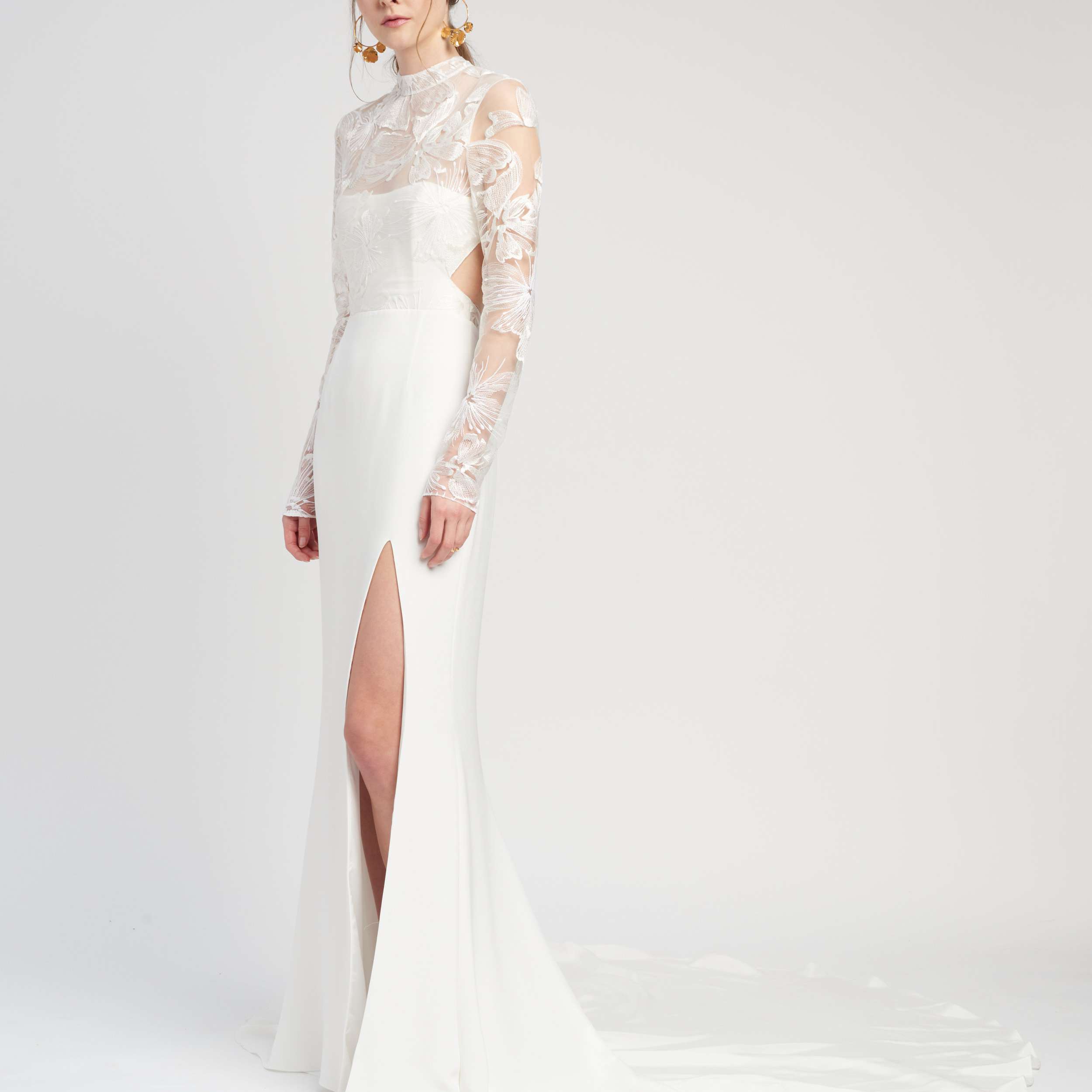 模特穿着梦幻领口和袖子婚纱