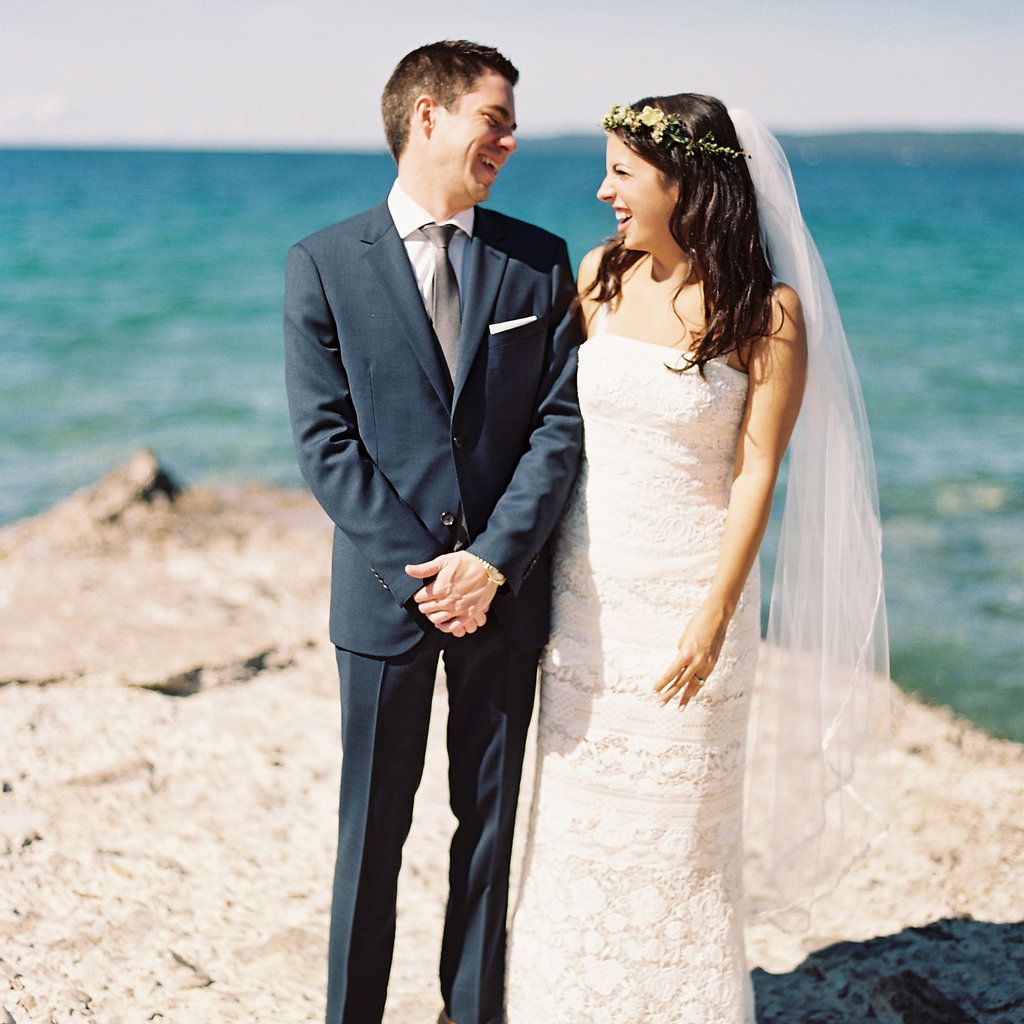 新婚夫妇相视微笑