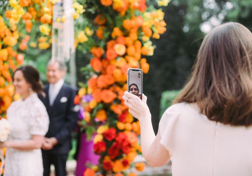 女人facetiming婚礼