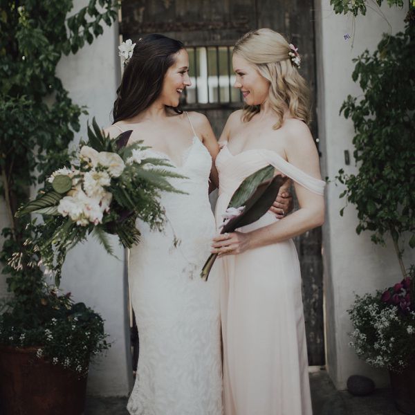 新娘派对上的两个女孩穿着礼服＂class=