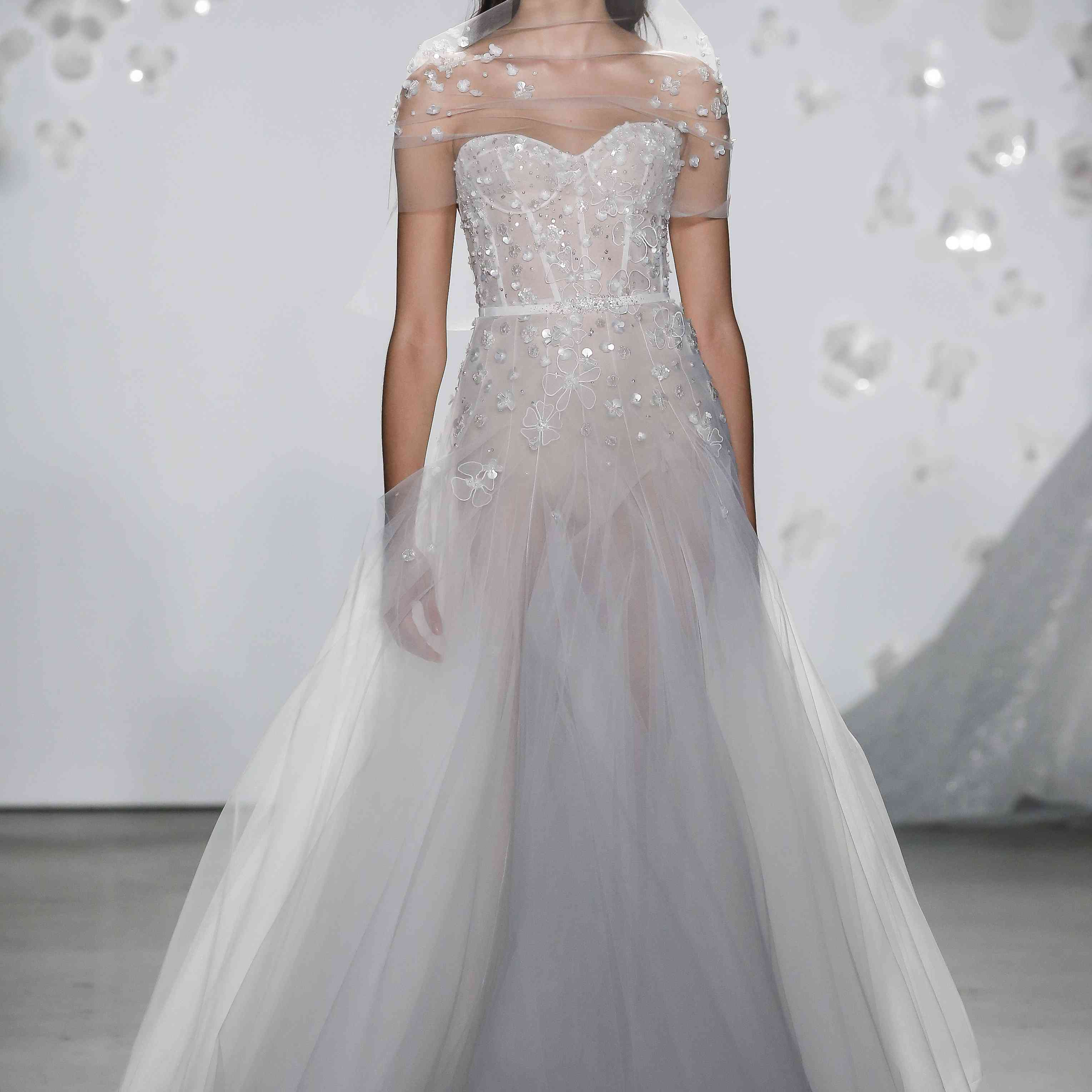 在无肩带型串珠丝绸薄纱礼服