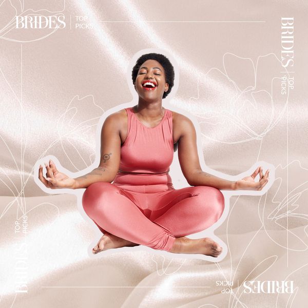 一个女人的gif在冥想坐姿的姿势。