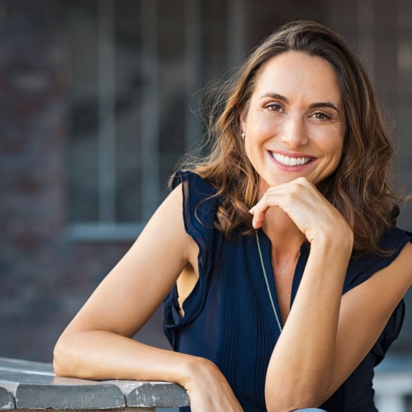 愉快的成熟妇女室外“class=