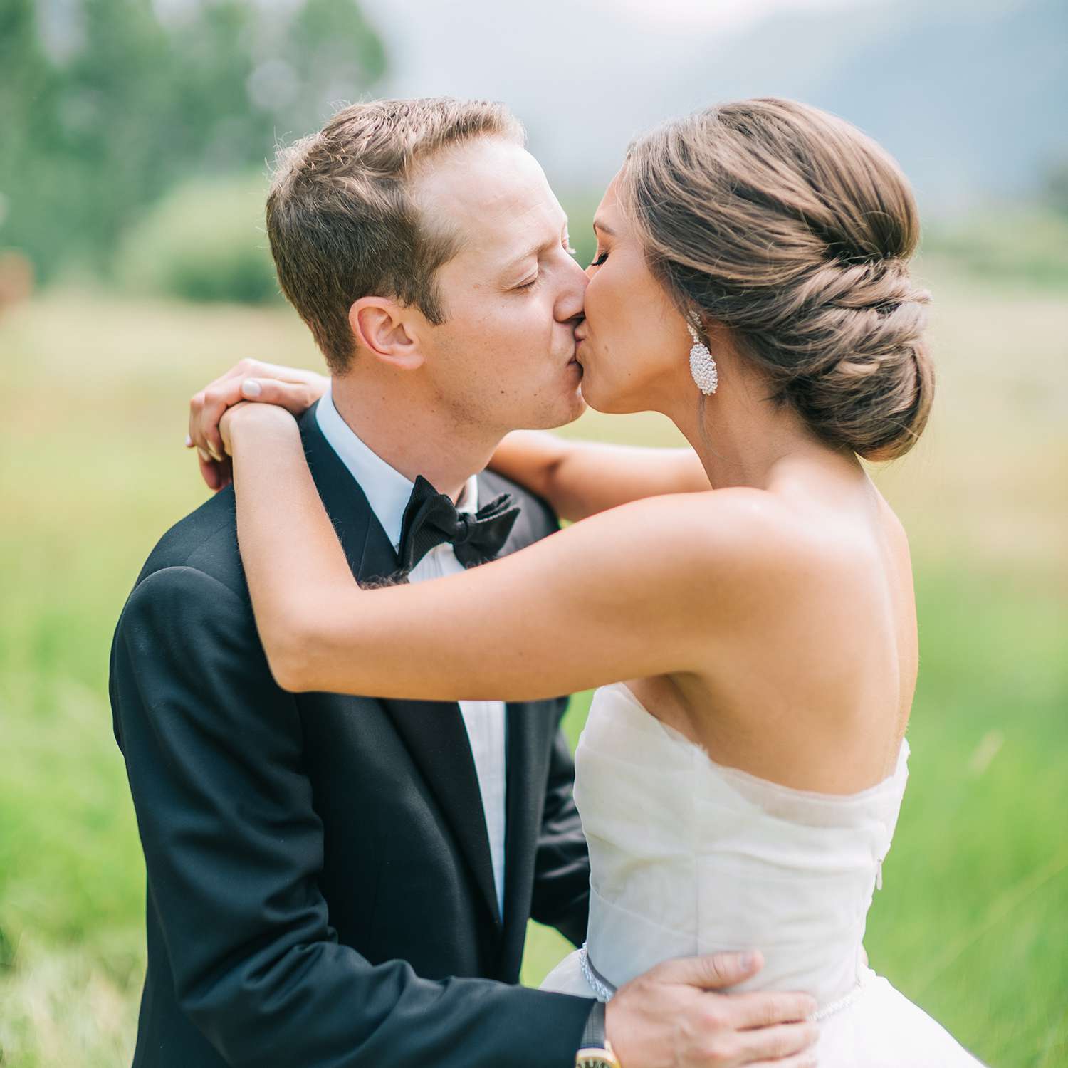 新娘和新郎亲吻