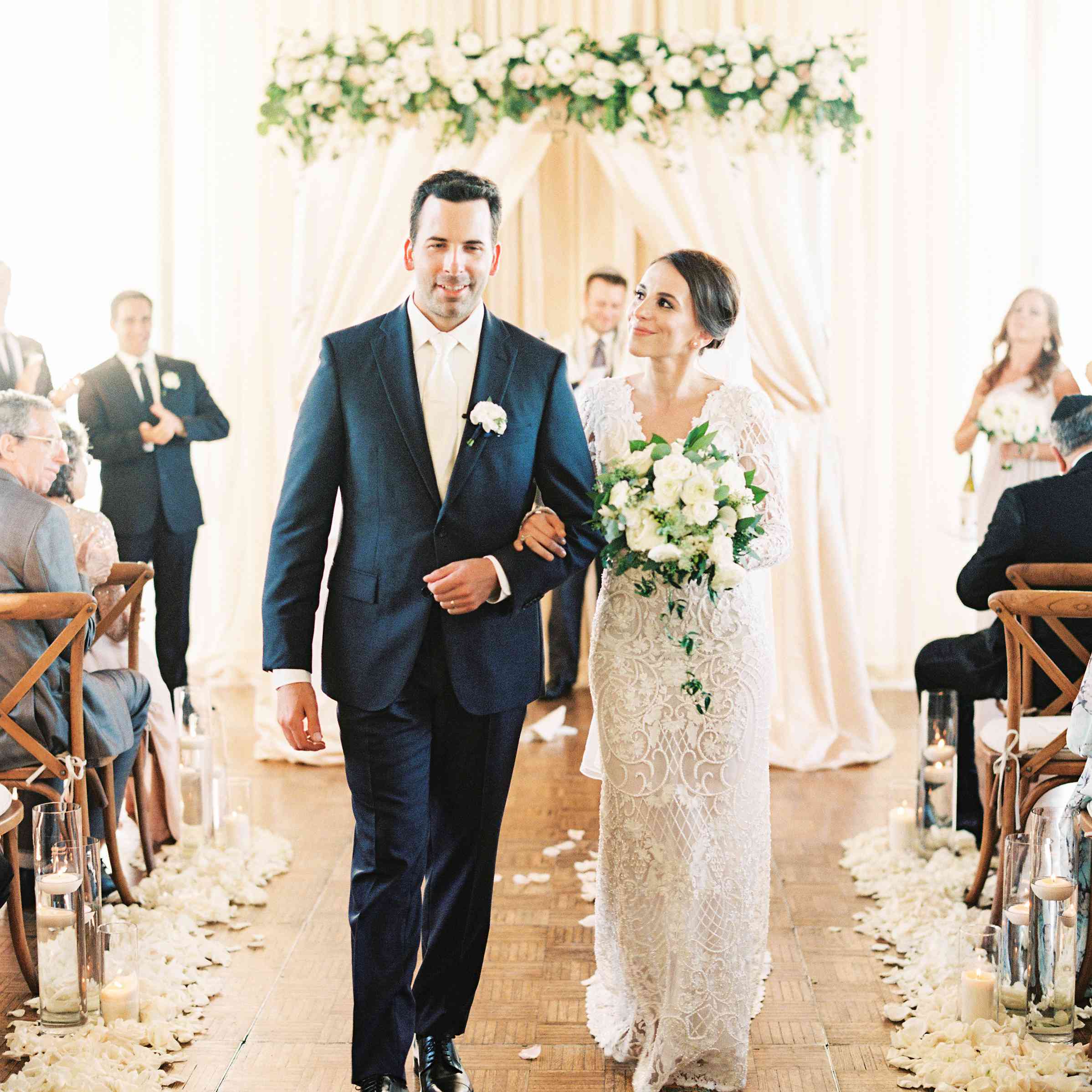 新娘和新郎在休庭期间