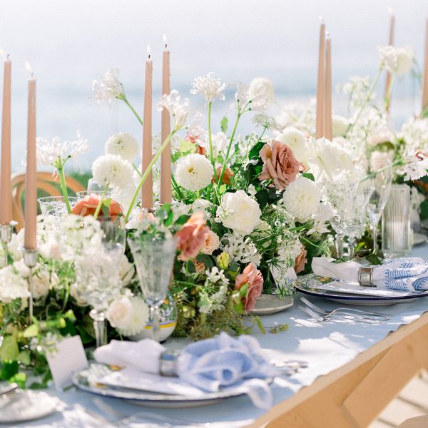 与桃红色蜡烛的花卉tablescape