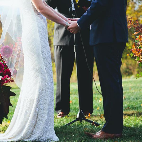 新娘和新郎手牵着手