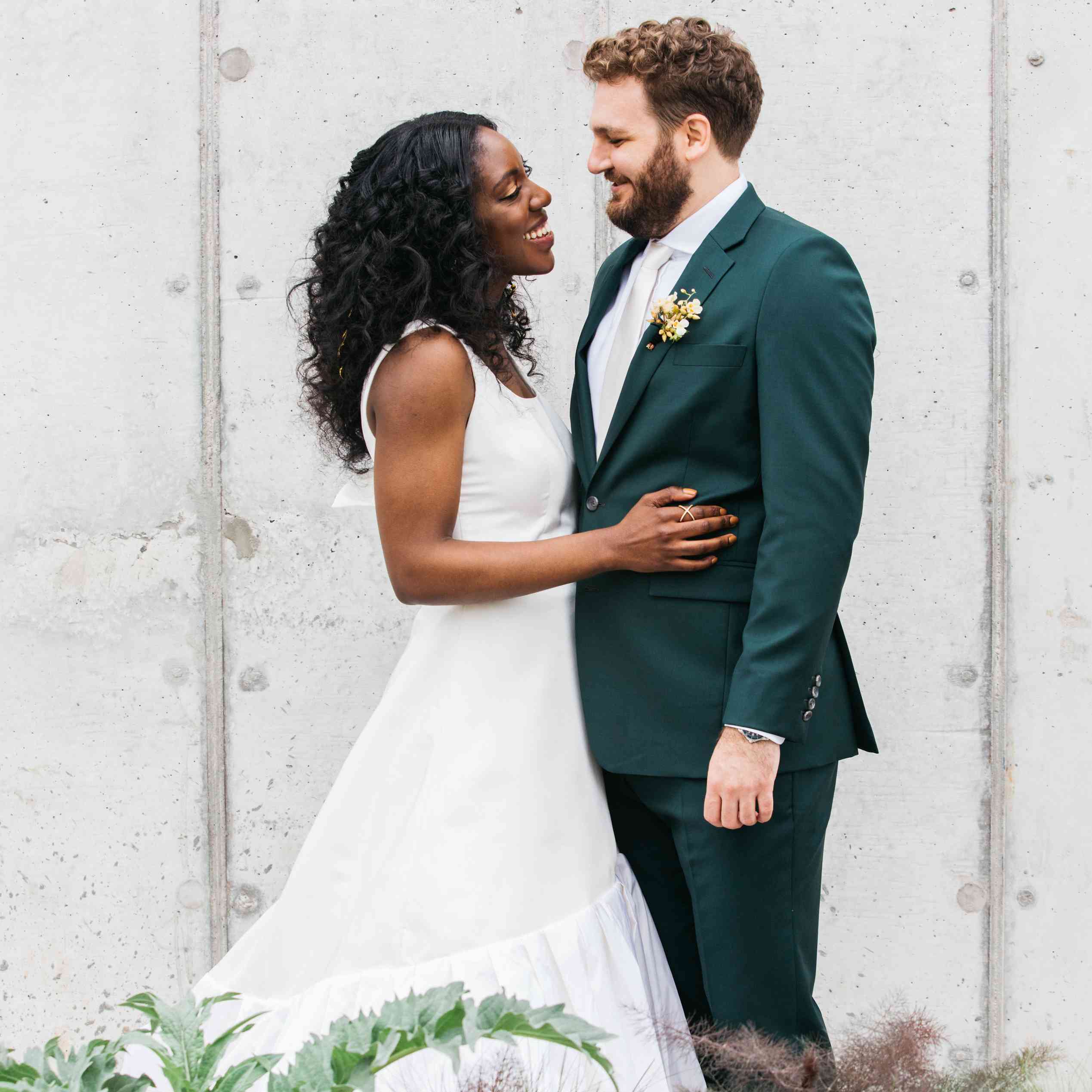 新娘和新郎拥抱