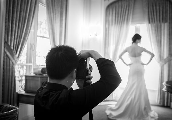 摄影师在窗口捕捉新娘